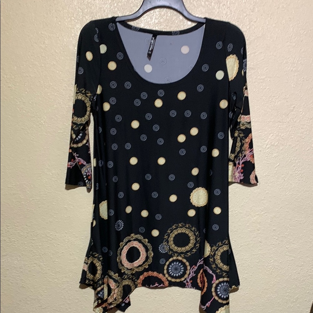 White Mark Top 1XL Black and Cream Asymmetrical Tunic Stretchy Round Neck Poly